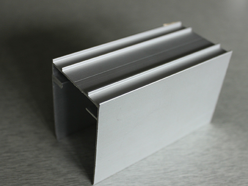 铝型材加工挤压出的铝型材如何做到调直且不变形？